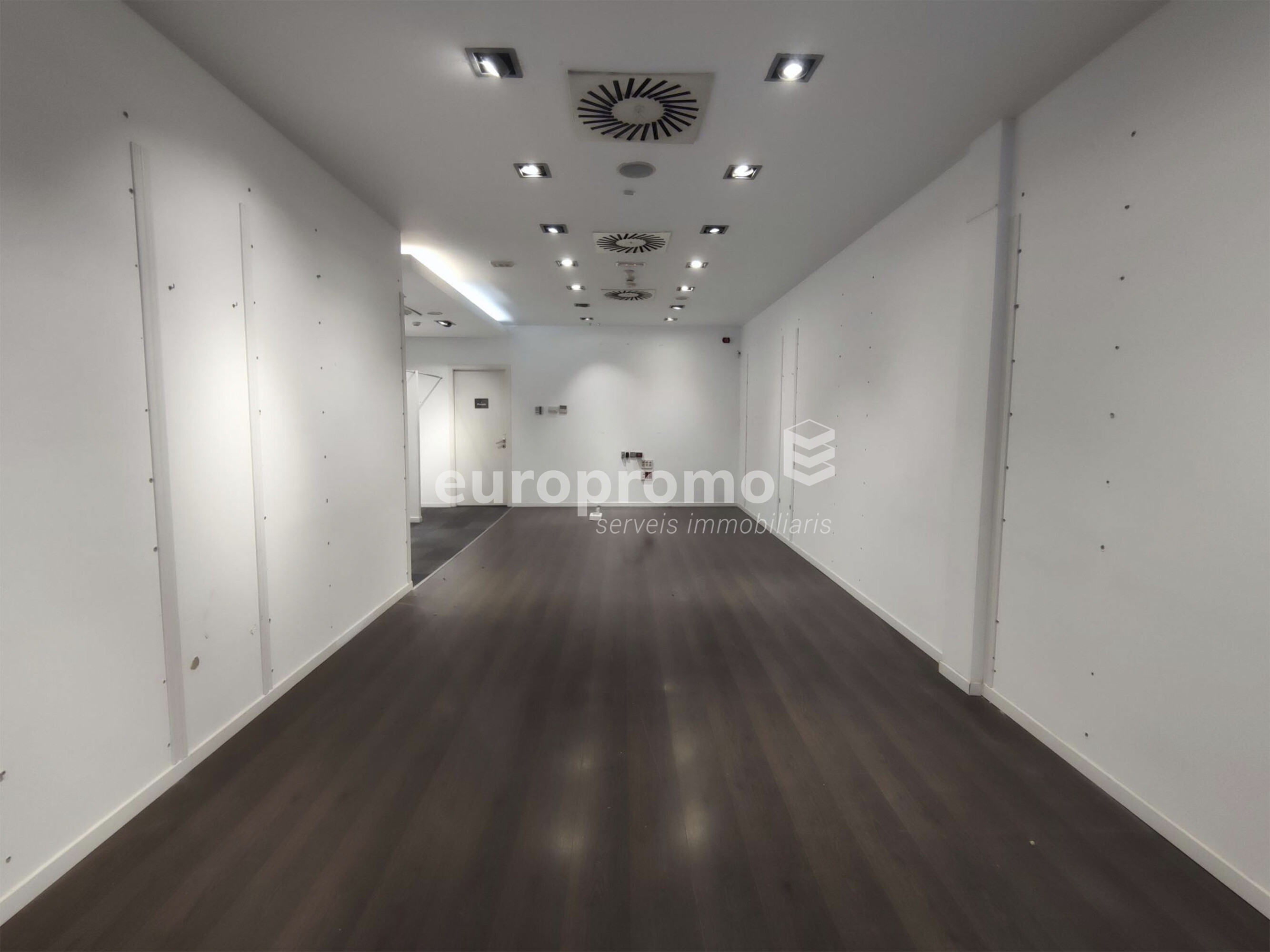 Fantástico local de 78 m² situado a primera línea y mejor zona comercial de la ciudad! 